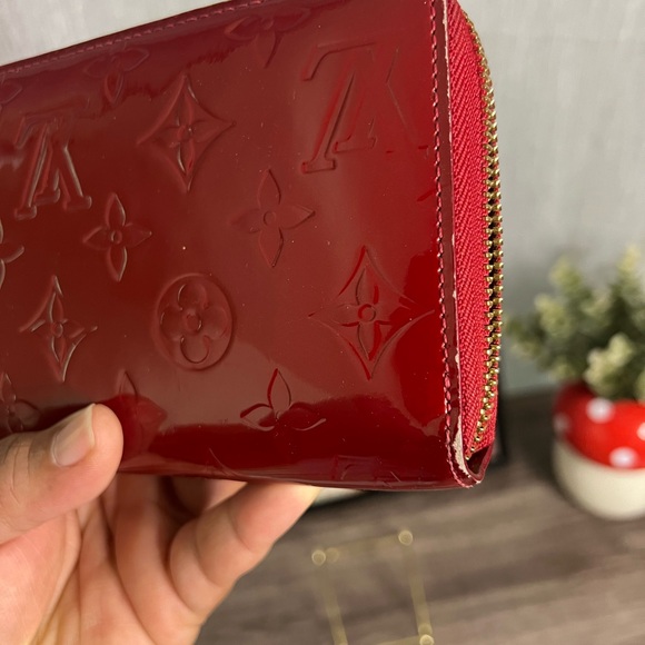 Louis Vuttion Vernis Wallet - Picture 11 of 17